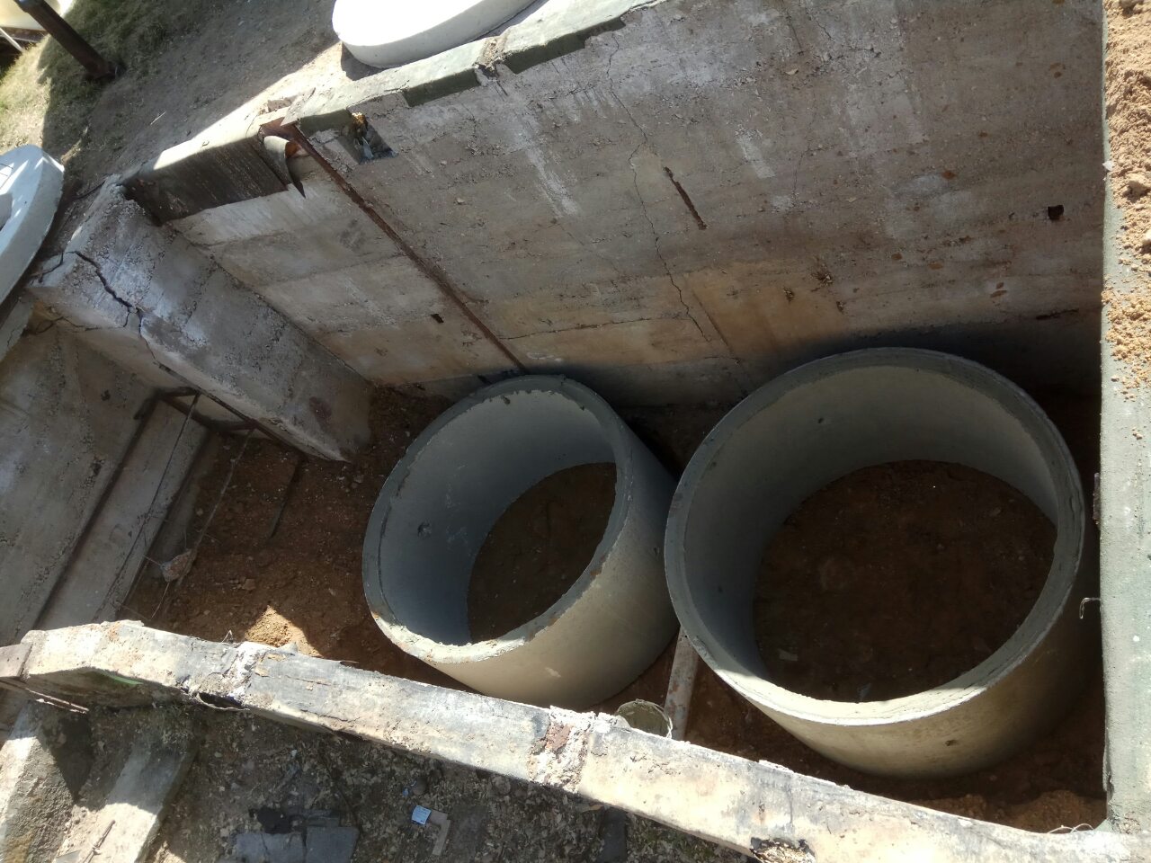 Установка колец под канализацию в подвал старого здания